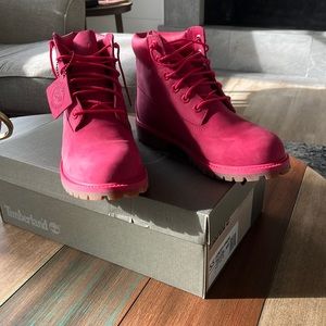Juniors size 5.5 = Women’s size 7 Pink Timberland only worn once.